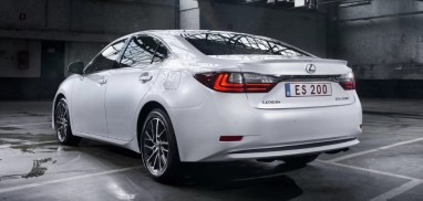 Lexus ES 200 сзади