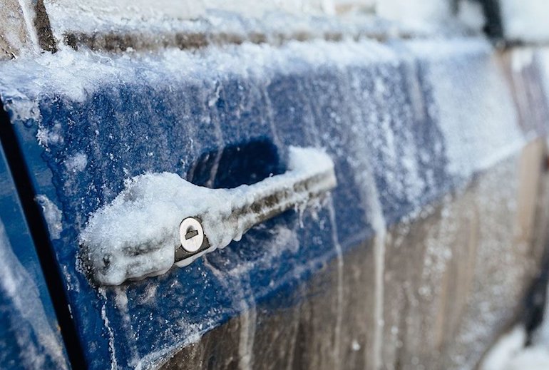 Как открыть замерзшую дверь автомобиля. Замерзают замки дверей, что делать, как открыть? Чем смазать замерзающий замок в гараже, погребе, машине?