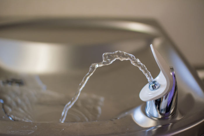 Чистая питьевая вода в школах и общественных местах